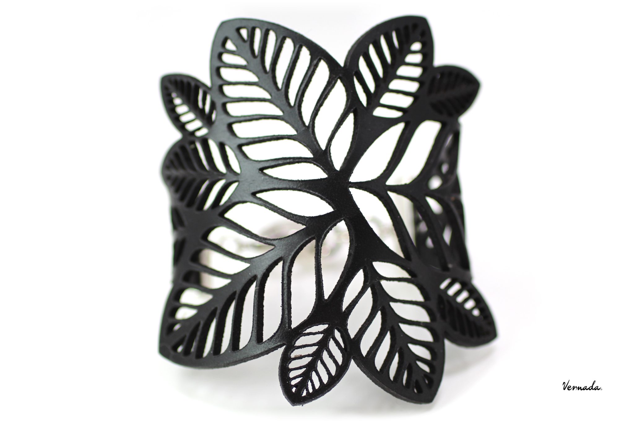 Vernada® Design -nahkaranneke, musta, laserleikattu LEHTI, säädettävä koko, viimeiset kappaleet!